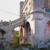 Una scala monumentale permette l�ingresso al piano nobile: � fiancheggiata da una leggiadra balaustra con colonnine in terracotta smaltate di colore verde brillante
